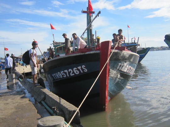 
Ngư dân tỉnh Thừa Thiên - Huế chuẩn bị ra khơi đánh bắt hải sản. Ảnh: Quang Nhật
