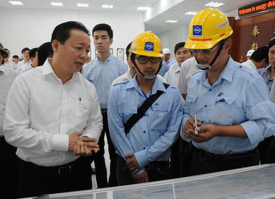 
Bộ trưởng Bộ Tài nguyên - Môi trường Trần Hồng Hà (bìa trái) kiểm tra việc xử lý chất thải tại Công ty TNHH Gang thép Hưng Nghiệp Formosa (huyện Kỳ Anh, tỉnh Hà Tĩnh)

