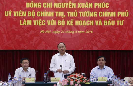 Thủ tướng Nguyễn Xuân Phúc làm việc với Bộ Kế hoạch và Đầu tư ngày 21-4 Ảnh: TTXVN