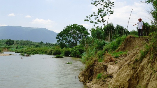 Người dân xã Tây Giang, huyện Tây Sơn, tỉnh Bình Định khổ sở vì đất đai đã mất do Nhà máy Thủy điện An Khê - Kanak xả nước