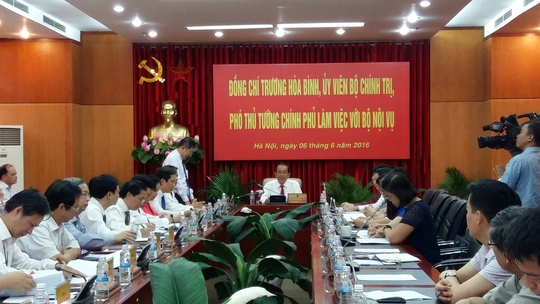 Phó Thủ tướng Trương Hòa Bình làm việc với Bộ Nội vụ vào ngày 6-6