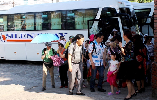 Công ty Silent Bay đưa khách Trung Quốc tham quan chùa Long Sơn (TP Nha Trang) Ảnh: KỲ NAM
