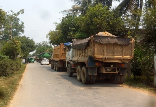 Xe chở đất đá gây cản trở giao thông trên Tỉnh lộ 624, đoạn qua xã Hành Minh, huyện Nghĩa Hành, tỉnh Quảng Ngãi