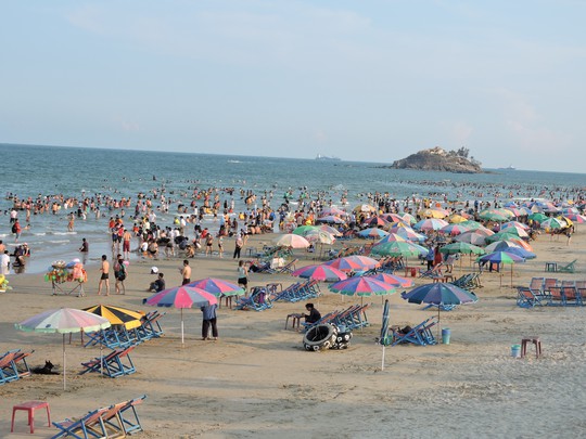Không còn cảnh du khách tùy tiện trải bạt ăn nhậu tràn lan trên bãi biển TP Vũng Tàu Ảnh: Ngọc Giang