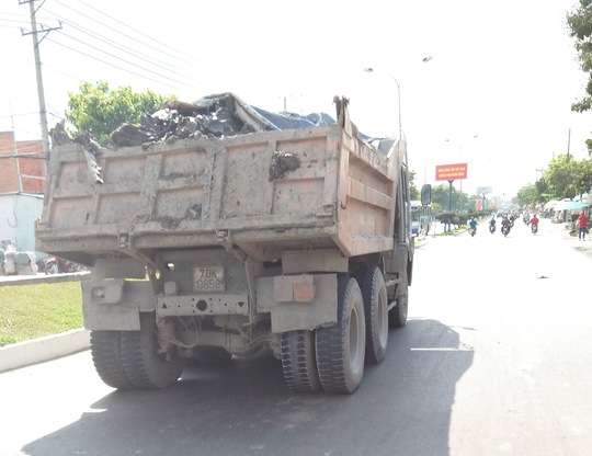 Một xe ben của doanh nghiệp “P.T” ung dung chở bùn đất trên đường Nguyễn Văn Linh, quận Ninh Kiều, TP Cần ThơẢnh: VĂN HOÀI