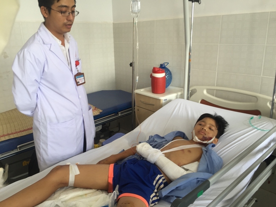 
Em Lê Văn Sang đang được cấp cứu tại Bệnh viện Đa khoa TP Cần Thơ
