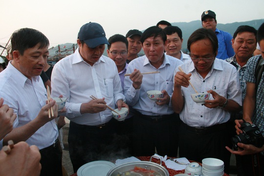 Chủ tịch UBND TP Đà Nẵng Huỳnh Đức Thơ (thứ 2, từ trái qua) và các lãnh đạo sở, ngành ăn hải sản cùng ngư dân Ảnh: Trần Thường