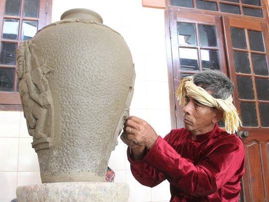 
Nghệ nhân Bàu Trúc chế tác một sản phẩm gốm đất
