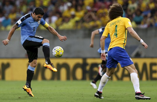 Suarez (trái) khiến David Luiz khổ sở Ảnh: REUTERS