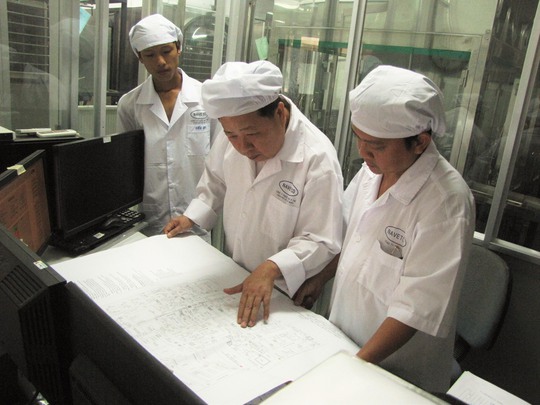 
Ông Nguyễn Tăng Kiên cùng đồng nghiệp nghiên cứu sơ đồ dây chuyền sản xuất thuốc thú y
