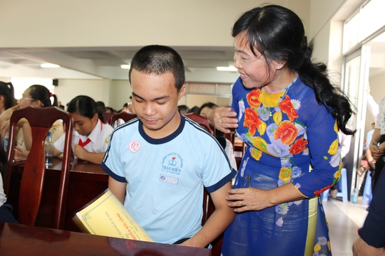 
Bà Nguyễn Thị Gái, Phó Chủ tịch Công đoàn Giáo dục TP HCM, trò chuyện với em Trần Tiến Khang, nhiều năm được nhận học bổng Nguyễn Đức Cảnh
