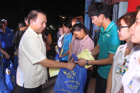 Ông Mai Đức Chính, Phó Chủ tịch Tổng LĐLĐ Việt Nam, tặng vé xe Tết cho công nhân Ảnh: HOÀNG TRIỀU