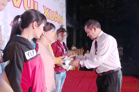 Ông Nguyễn Văn Phê, Chủ tịch Công đoàn Công ty TNHH Domex, trao tiền hỗ trợ cho công nhân khó khăn