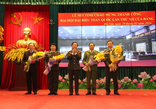 
Thượng tướng Đặng Văn Hiếu (giữa), Thứ trưởng Thường trực, tặng hoa chúc mừng 4 Thứ trưởng Bộ Công an tái cử vào Trung ương khóa XII, trong đó Thượng tướng Tô Lâm (bìa phải) được bầu vào Bộ Chính trị
