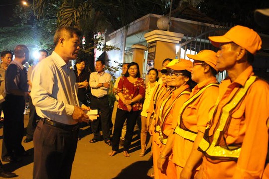 
Ông Cao Văn Minh, Phó Bí thư quận ủy quận 9, TP HCM, chúc Tết công nhân vệ sinh
