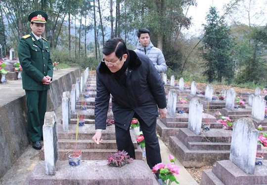 Chủ tịch nước Trương Tấn Sang và các thành viên trong đoàn đã thắp hương từng ngôi mộ