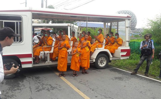 
Các nhà sư tập trung ngăn chặn việc bắt giữ trụ trì Phra Dhammachayo. Ảnh: Twitter/Pui Pim-ampai
