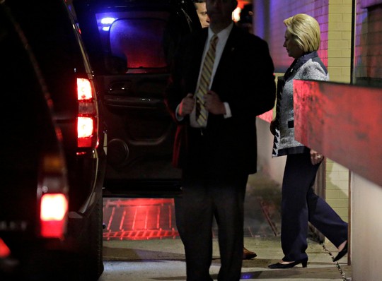
Bà Hillary Clinton rời đi sau cuộc gặp ông Bernie Sanders hôm 14-6. Ảnh: Reuters
