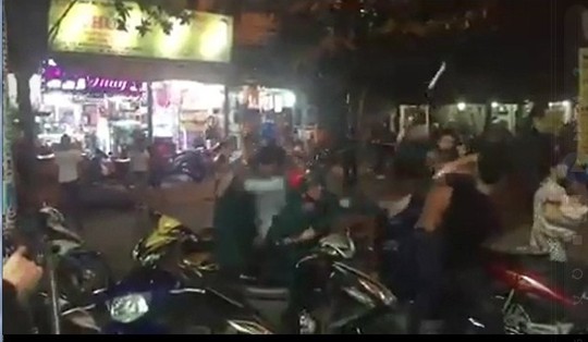 
Dân quân dùng dùi cui trấn áp (ảnh từ clip)
