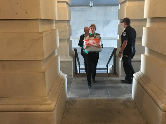 
Bà Elizabeth Warren đem bánh donut đến cứu đói cho các hạ nghị sĩ. Ảnh: Elizabeth Warren/Twitter
