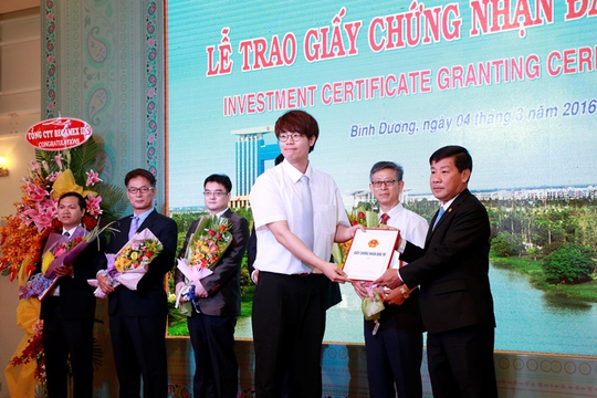 
Ông Trần Thanh Liêm - Chủ tịch UBND tỉnh Bình Dương (bìa phải) trao chứng nhận đầu tư cho các doanh nghiệp nước ngoài
