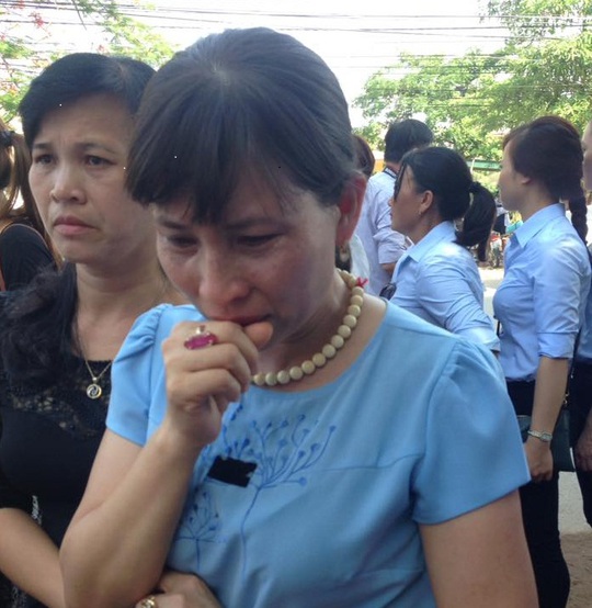 
Cô giáo Lê Thị Hưng đã không cầm được nước mắt khi đến viếng đại tá phi công Trần Quang Khải
