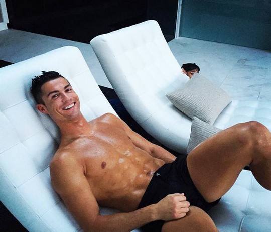 
Ronaldo thường xuyên đăng tải những bức ảnh khoe 6 múi
