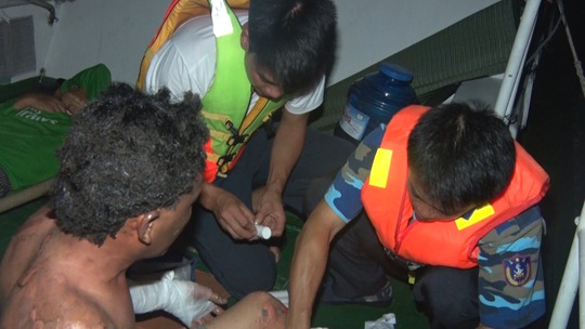 
Cảnh sát biển thực hiện sơ cứu các nạn nhân ngay khi được được đưa lên tàu.
