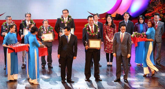 
Ông Nguyễn Ngọc Châu, Chủ tịch HĐQT BenThanh Tourist (giữa), đón nhận danh hiệu“Top 10 công ty lữ hành hàng đầu đưa khách quốc tế vào Việt Nam”
