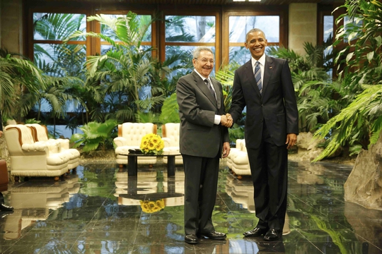 
Chủ tịch Cuba Raul Castro (trái) tiếp Tổng thống Mỹ Barack Obama tại Cung điện Cách mạng ở Havana hôm 21-3. Ảnh: Reuters
