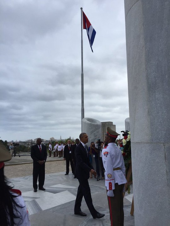 Tổng thống Mỹ thăm tượng đài Jose Marti. Ảnh: Twitter