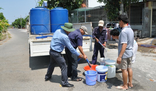 Công ty TNHH một thành viên Cấp thoát nước Kiên Giang phải dùng xe tải chở nước cung cấp cho người dân ở một số phường trong TP Rạch Giá sau nhiều ngày thiếu nước sinh 