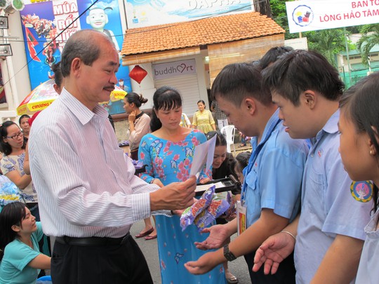 Ông Lê Hồng Triều trao quà cho các em tham dự ngày hội năm 2015
