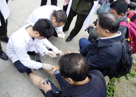 Cứu chữa tại chỗ cho những người bị thương nhẹ - Ảnh: Lào Cai Online
