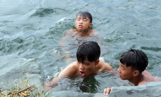 
Nhiều em nhỏ còn xô đẩy, đùa giỡn bằng cách nhấn chìm nhau dưới nước. Khoảng cách từ giữa hồ lên bờ khá xa nên nhiều em nhỏ bị đuối sức khi bơi vào phải nhận được sự hỗ trợ của bạn bè.
