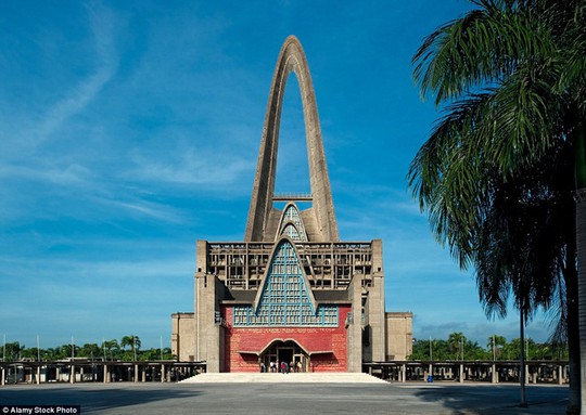 
Basilica de Nuestra Senora de la Altagracia, Cộng hòa Dominica được biết đến với mặt tiền khác lạ, mái vòm rất cao.&nbsp;Hàng ngàn khách hành hương đến nơi này mỗi năm để cầu nguyện.
