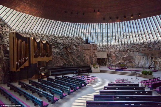 
Temppeliaukio, Phần Lan:&nbsp;Được xây dựng trong vách đá, Temppeliaukio có một mái vòm bằng kính trên mặt đất cho phép ánh sáng chiếu vào bên trong. Những bức tường đá thô được giữ nguyên để biến nhà thờ thành nơi hoàn hảo cho các buổi hòa nhạc, với âm thanh tự nhiên.
