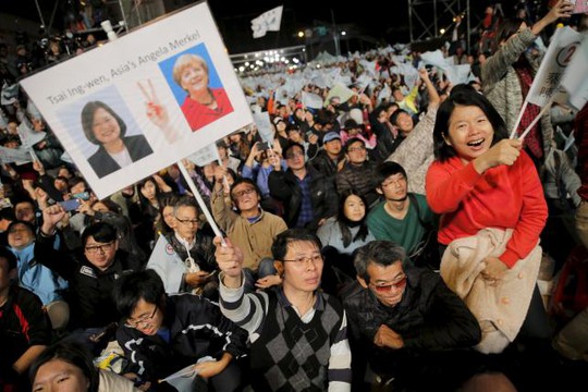 Người ủng hộ bà Thái Anh Văn vui mừng sau chiến thắng hôm 16-1. Ảnh: Reuters