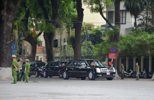 Chuyên xa của Tổng thống, chiếc limousine Cadillac One, còn được gọi là The Beast xuất hiện