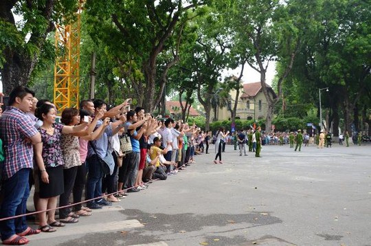 Trong tiếng hò reo, vỗ tay hoan hô của người dân