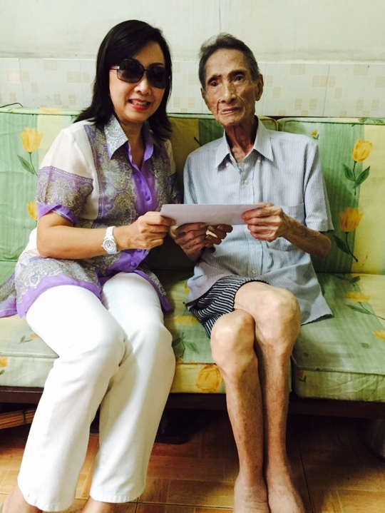 Ca sĩ Phương Hồng Ngọc trao tặng tiền của các nhà hảo tâm giúp nghệ sĩ Tuấn Đăng