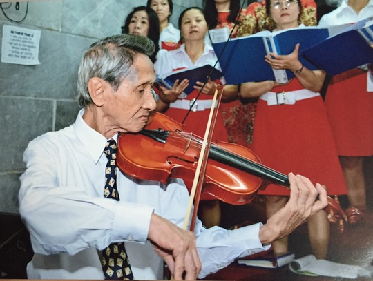 Nghệ sĩ Tuấn Đăng lúc còn khỏe mạnh, kéo violon cho ca đoàn