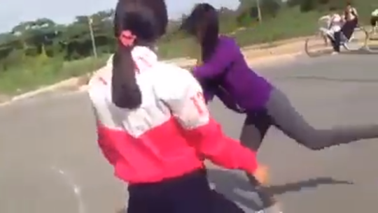 Nội dung clip cho thấy thiếu nữ bị hai bạn gái lên gối, thúc cùi chỏ, giật tóc, đạp liên tục