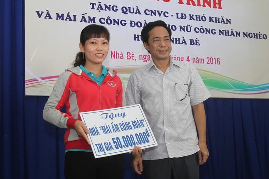 Ông Đỗ Danh Phương, Tổng Biên tập Báo Người Lao Động, trao mái ấm Công đoàn cho nữ công nhân Võ Thị Ánh Hồng Ảnh: HOÀNG TRIỀU