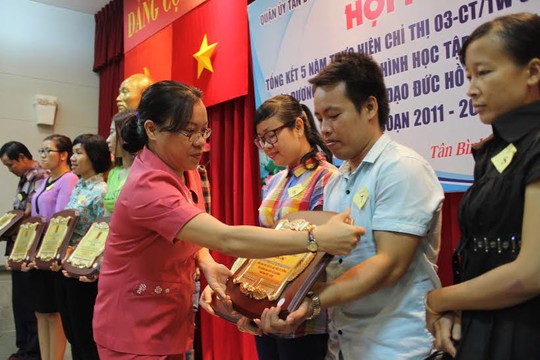 Leg: Bà Nguyễn Thị Ngọc Hạnh, Phó Ban Tuyên giáo LĐLĐ TP HCM, trao biểu trưng cho các đơn vị tích cực học tập Bác