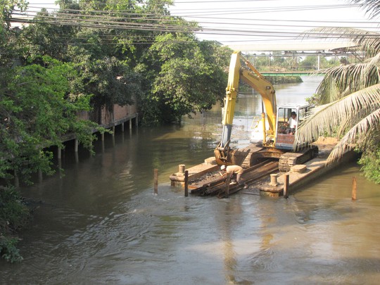 
Thi công đắp đập ngăn mặn đoạn kênh gần cầu Bà Hai Màng.
