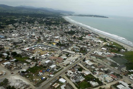 Thị trấn Pedernales ở ven biển Ecuador tan hoang sau động đất. Ảnh: Reuters