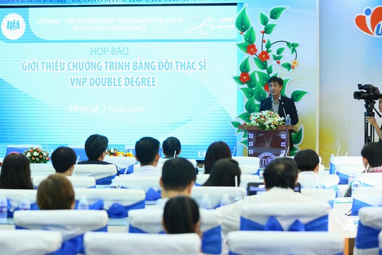 
GS-TS Nguyễn Trọng Hoài, Phó Hiệu trưởng UEH, giới thiệu chương trình bằng đôi thạc sĩ kinh tế phát triển
