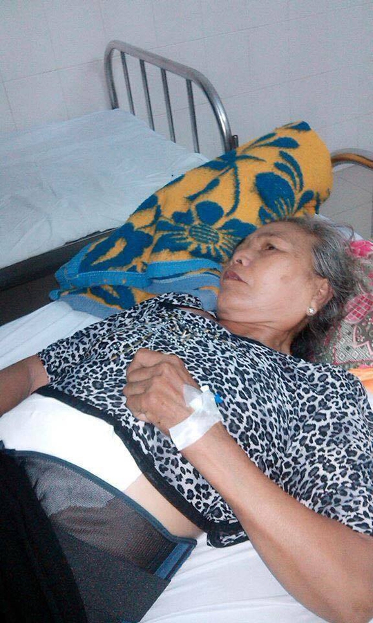 Bà Bùi Thị Phương (mẹ bị hại Ngô Thanh Kiều) đang được cấp cứu tại bệnh viện mong phiên tòa sớm được xét xử Ảnh: HỒNG ÁNH