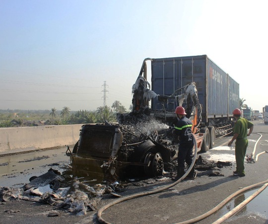 Xe container đang chạy bỗng dưng bốc cháy trên đường cao tốc TP HCM - Long Thành - Dầu Giây vào tháng 5-2016